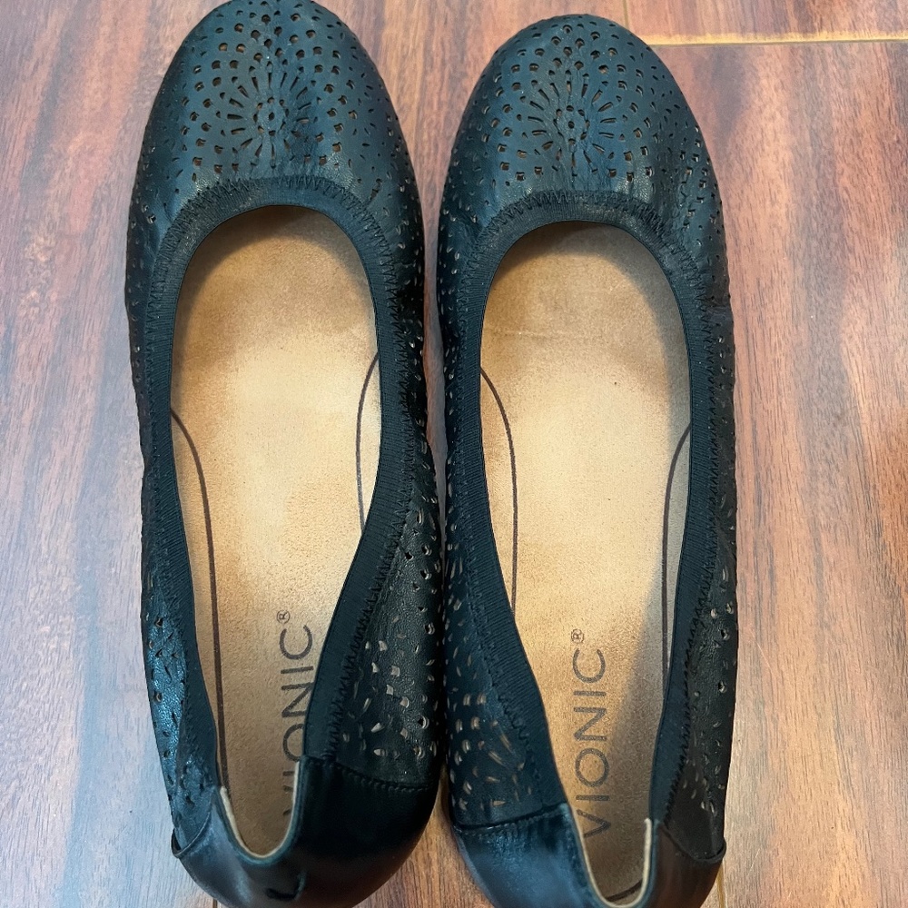 Vionic Robyn Perf Size 9 black Flat
